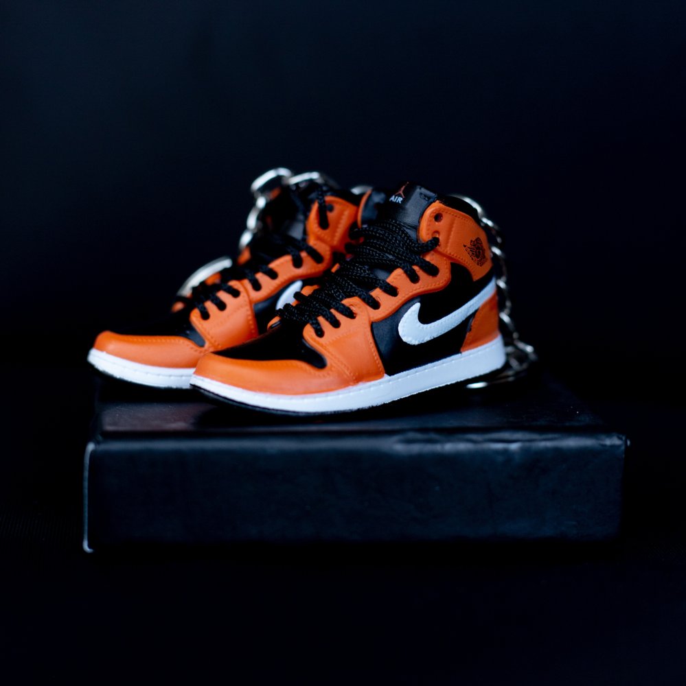 Брелок (ключница) Nike Air Jordan 3D мини-кроссовки Черно-оранжевый, 1 пара