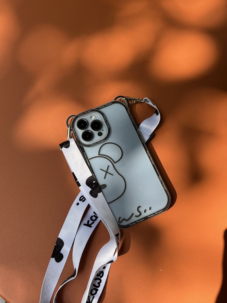 Чехол для iPhone 11 Pro Max Bearbrick мишка с ремнем для плеча Черный