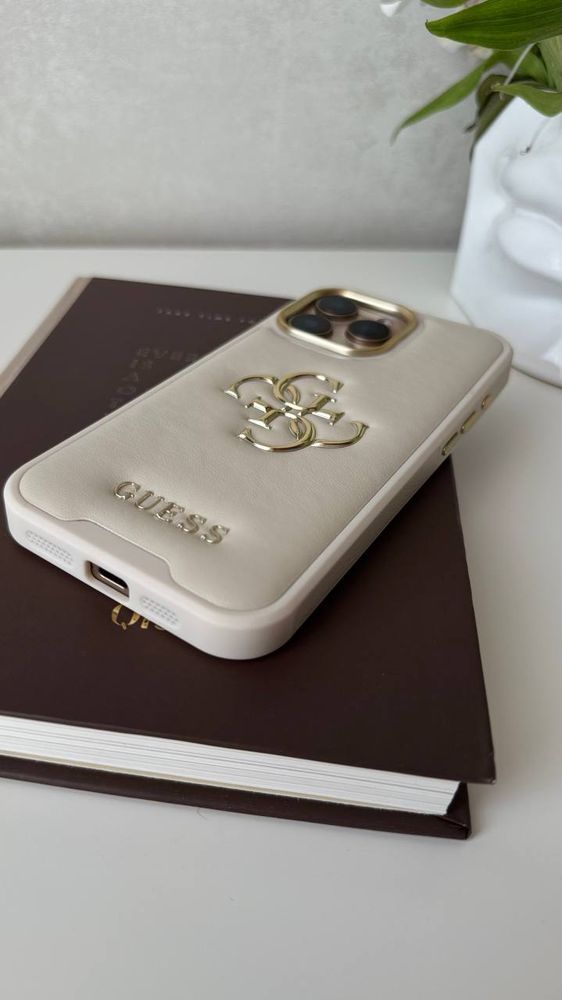 Мягкий чехол для iPhone 15 Pro Guess Молочный