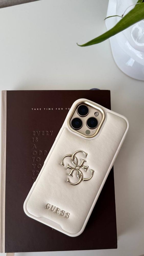 Мягкий чехол для iPhone 15 Pro Guess Молочный