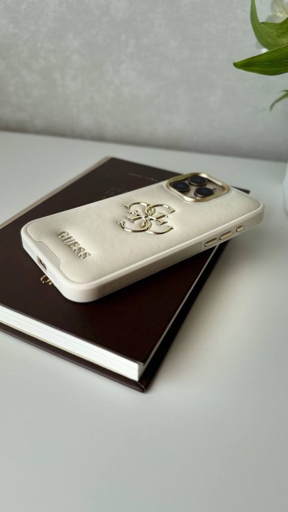 Мягкий чехол для iPhone 15 Pro Guess Молочный