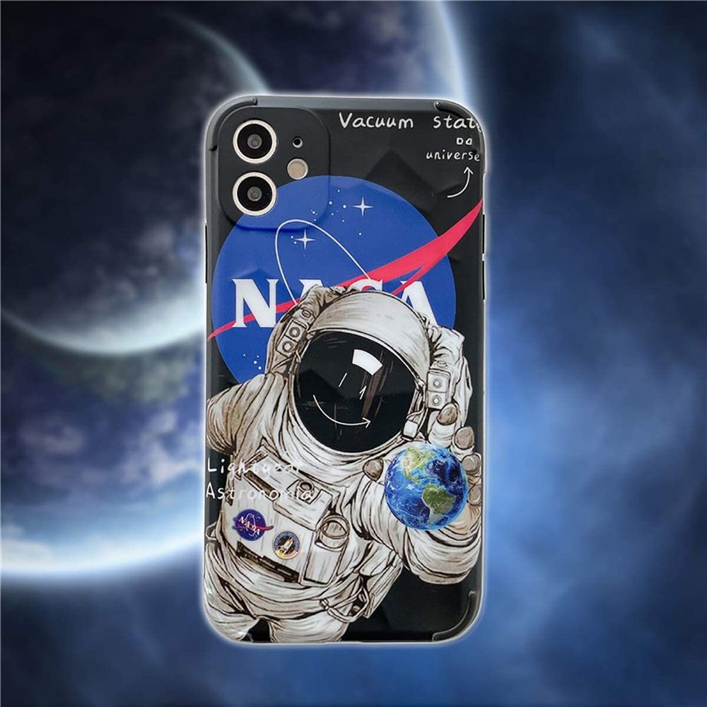 Чехол на iPhone НАСА "Астронавт с планетой Земля" черного цвета
