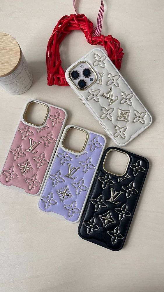 Мягкий чехол Louis Vuitton для iPhone 16 Pro Max Молочный