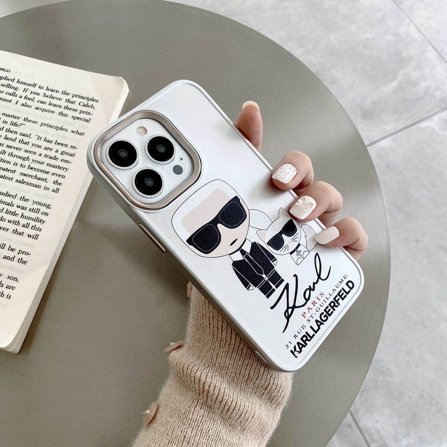 Чехол для iPhone 12 Pro Karl Lagerfeld and cat с защитой камеры Белый |  Pikasso