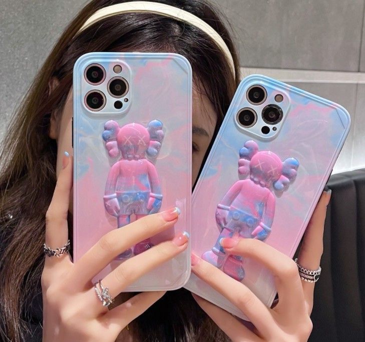 Чехол с 3D-дизайном Kaws Holiday для iPhone 13 Фиолетовый