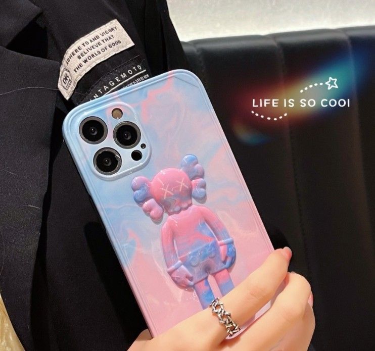 Чехол с 3D-дизайном Kaws Holiday для iPhone 13 Фиолетовый