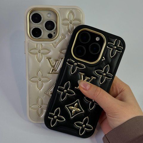 Мягкий чехол Louis Vuitton для iPhone 16 Молочный