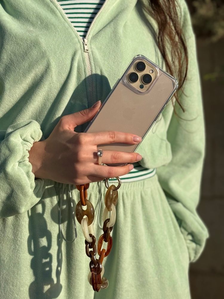 Чехол для iPhone 16 Pro Max с короткой акриловой коричневой цепочкой