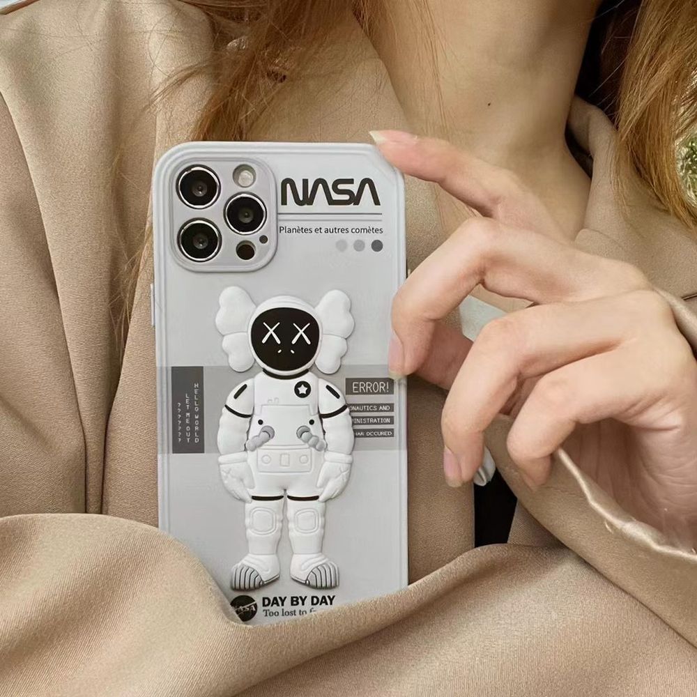 Чехол для iPhone 12 Pro Max 3D Kaws NASA Астронавт Белый