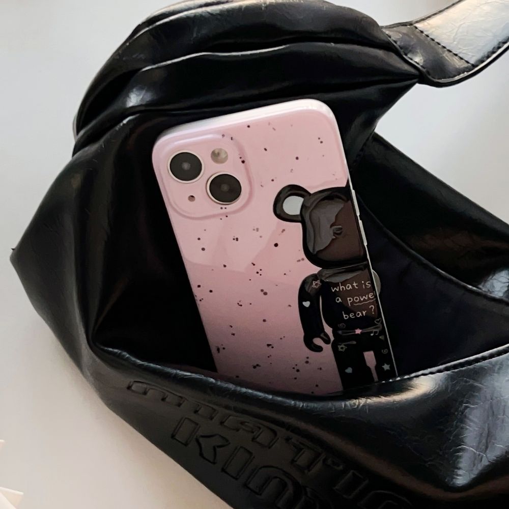 Чехол для iPhone 15 Pro Bearbrick с точечным узором Розовый