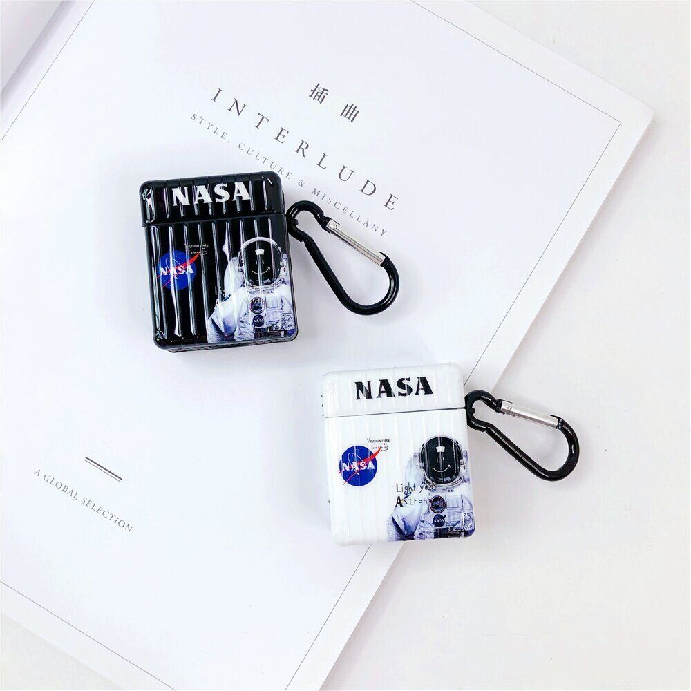 Чехол NASA "Астронавт" для Apple Airpods 1/2 черного цвета