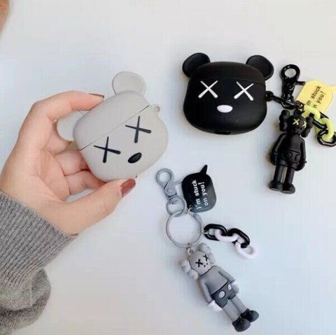 Белый 3D чехол "Bearbrick Kaws" для Apple Airpods 1/2 с брелоком Kaws