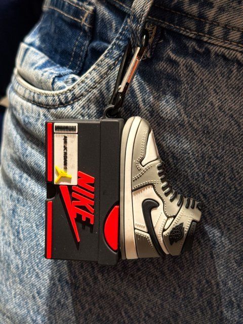 Чохол-кросівок для Apple Airpods 4 Nike Air Jordan Сірий