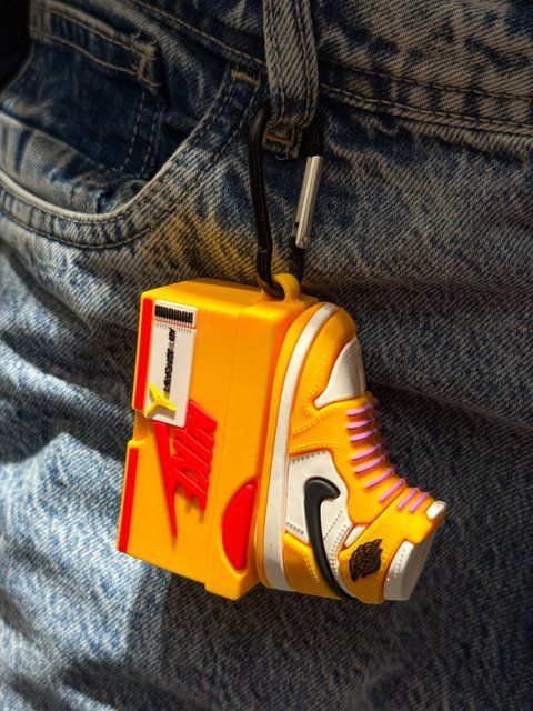 Чохол-кросівок для Apple Airpods 4 Nike Air Jordan Жовтий