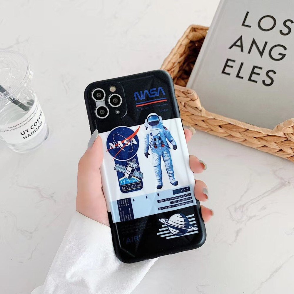 Чехол на iPhone XR НАСА "Астронавт" черного цвета