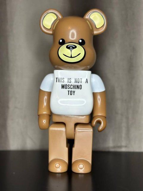 Фигурка Bearbrick Moschino мишка 400%, 28 см