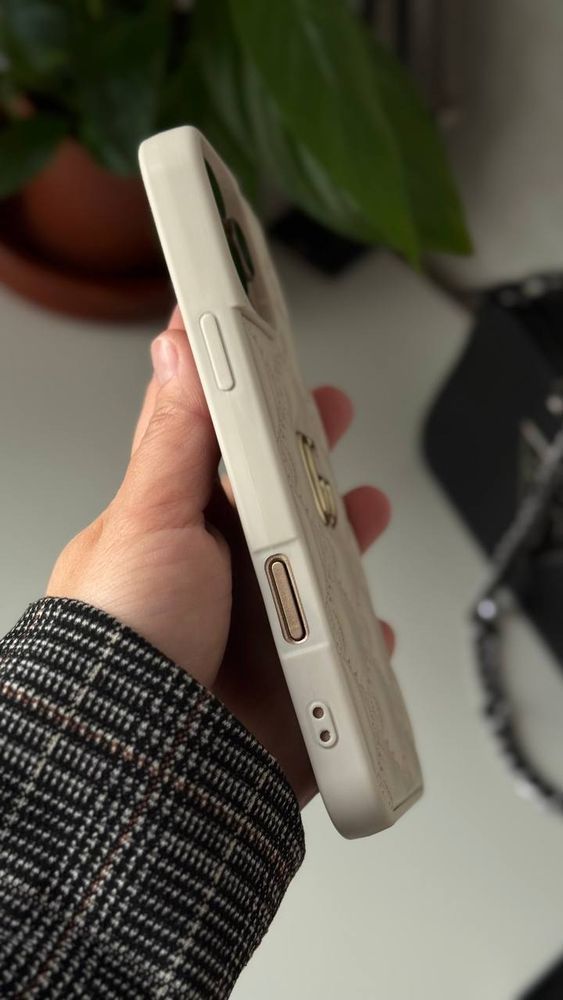 Чехол для iPhone 15 Pro Gucci Embossed Puffer Молочный
