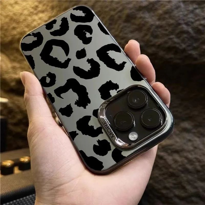 Черно-серый чехол для iPhone 15 с леопардовым принтом