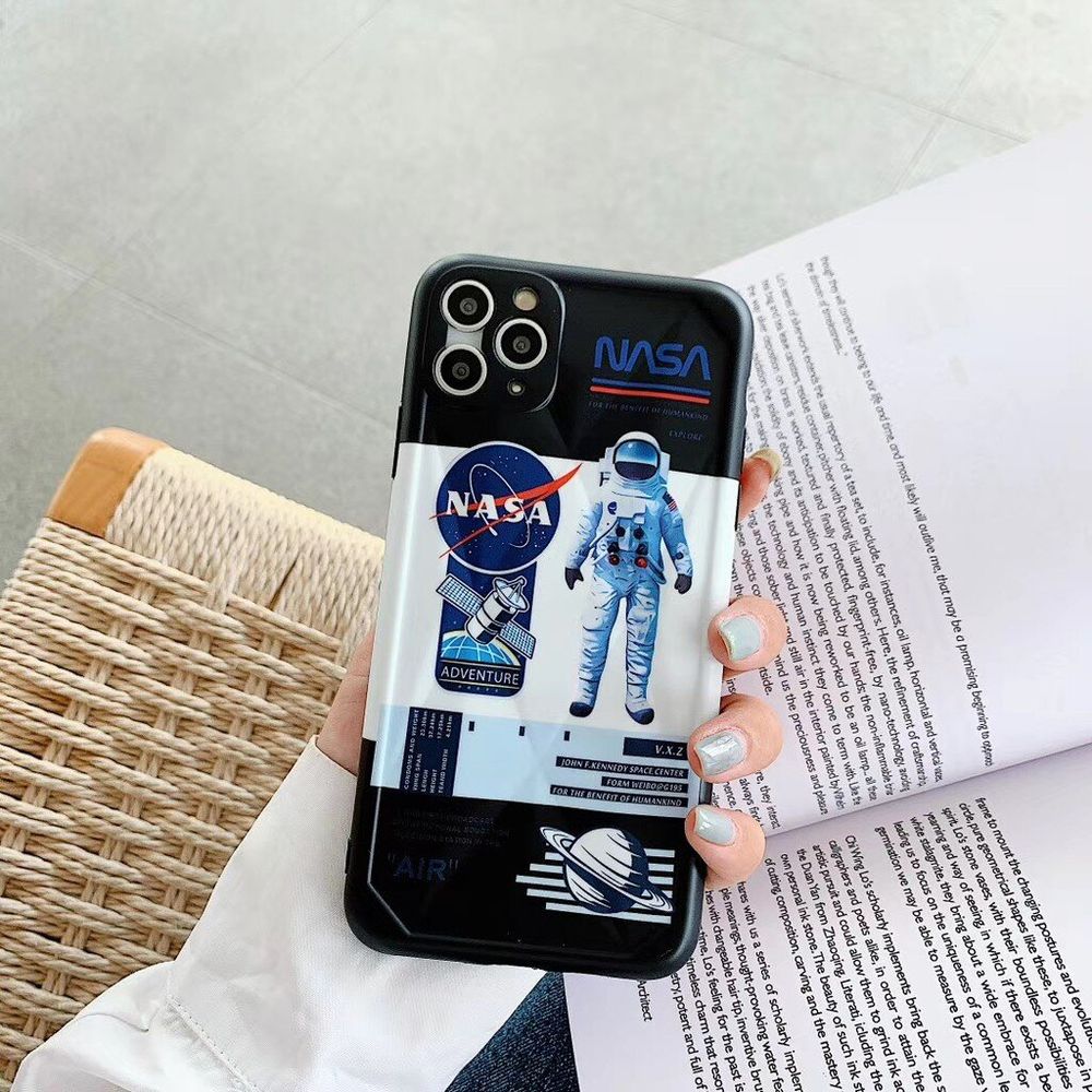 Чехол на iPhone 7/8 НАСА "Астронавт" черного цвета